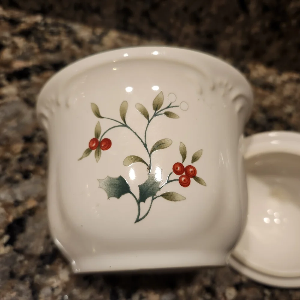 Pfaltzgraff Winterberry Sugar Bowl With Lid